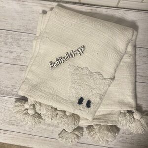 *Rare White on White Ghost Viral Halloween Throw Blanket